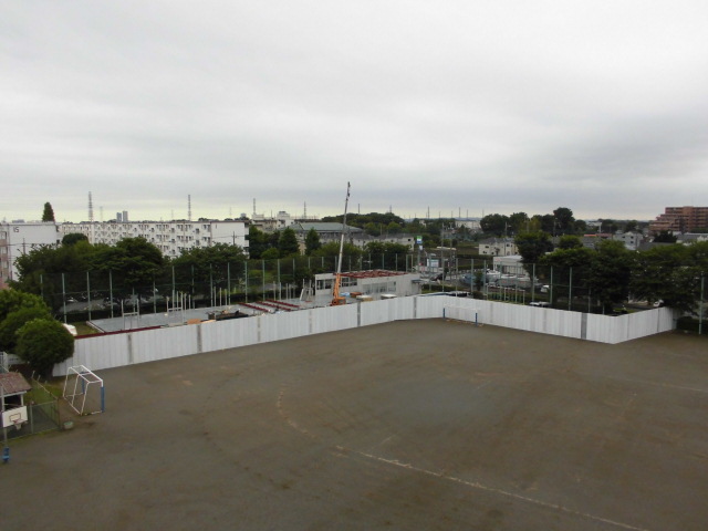 写真：クレーン車を使用した解体工事の様子