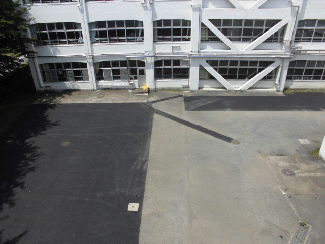 写真：解体工事完了後の校庭・校舎