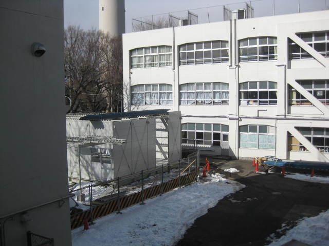写真：建設中の仮設校舎その2