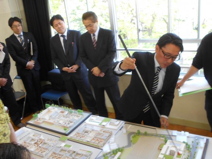 写真：模型も使用しての説明