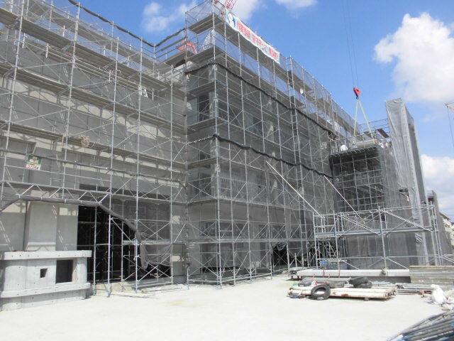 写真：2階バルコニーから見た校舎棟