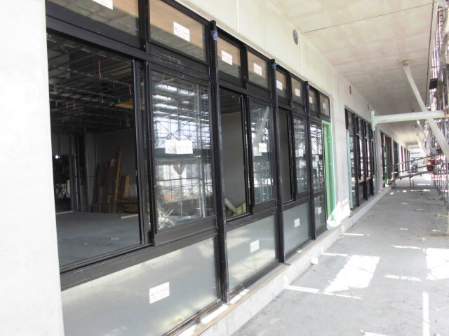 写真：2階バルコニーから見た普通教室