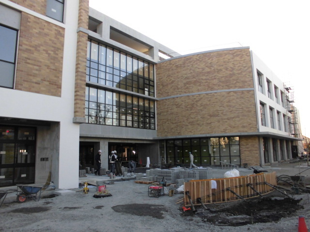 写真：敷地北側から見た正面入口付近3