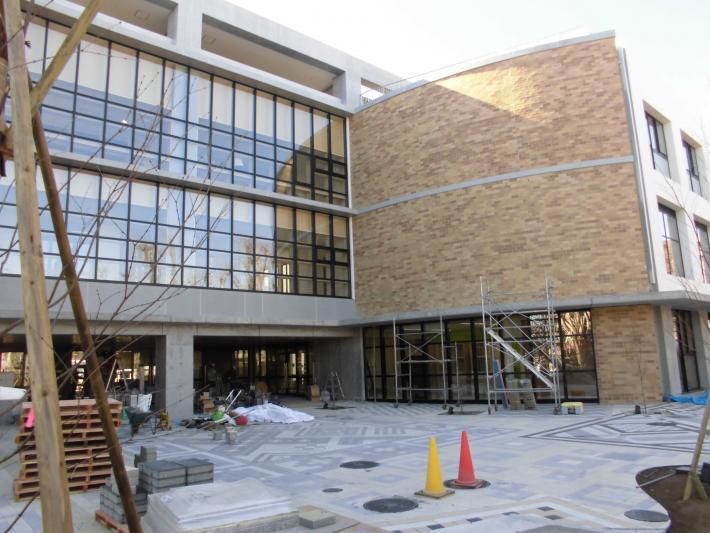 写真：敷地北側から見た正面入口付近2