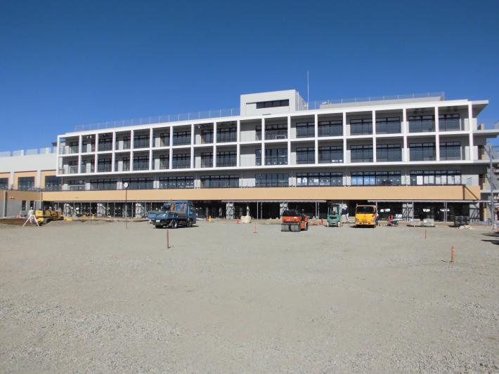 写真：南側からの校庭と校舎の様子