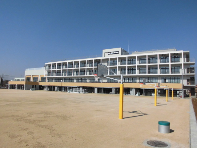 写真：校庭側からの校舎