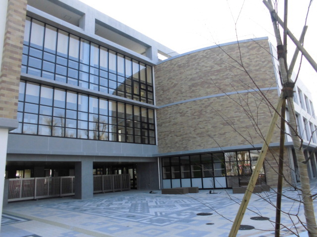 写真：敷地北側から見た正面入口付近1