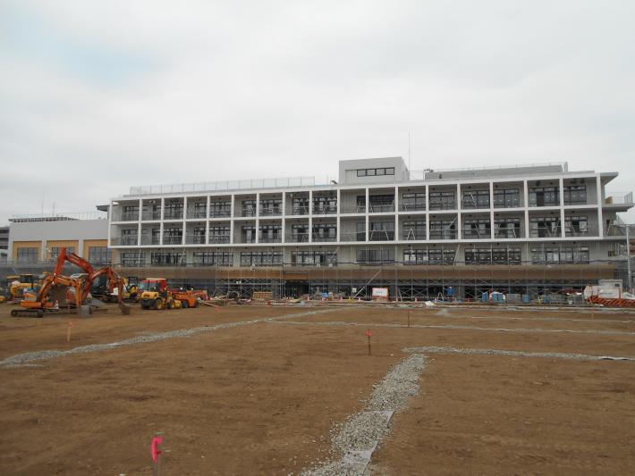 写真：校庭と校舎の様子