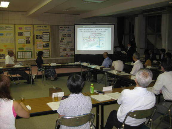 写真：検討委員会の様子