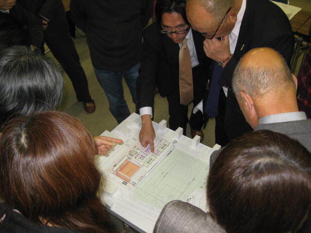 写真：説明を受けている、検討委員の皆さん