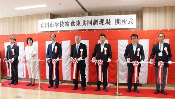 写真：テープカットの様子