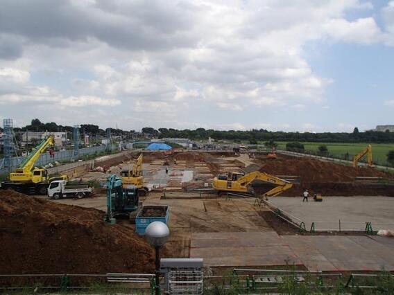 写真：地盤改良工事、雨水貯留槽設置工事の様子