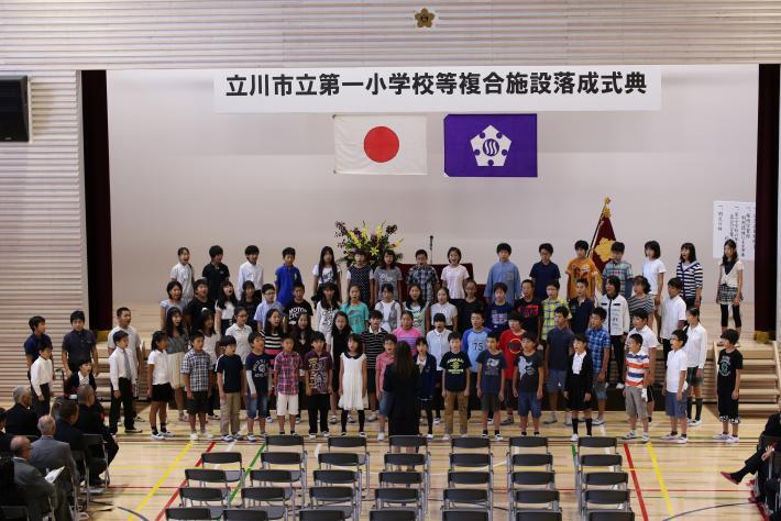 写真：落成式典合唱の様子