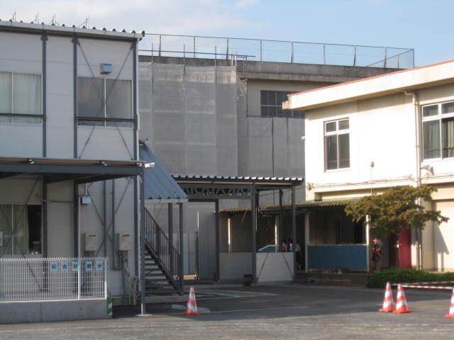 写真：シートをはった校舎