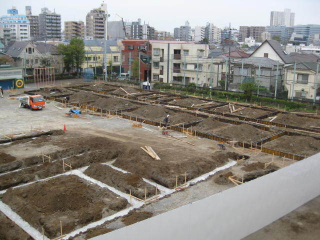 写真：建物の基礎を造る準備の様子