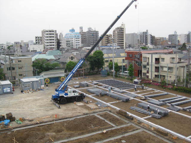 写真：クレーン車による鉄骨の組み立て工事