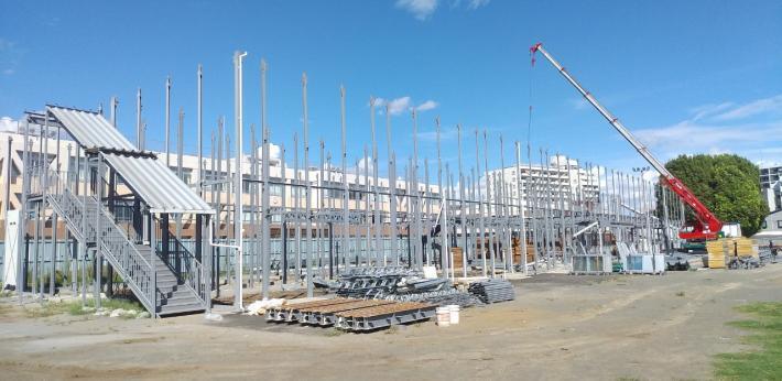 写真：仮設校舎の解体工事