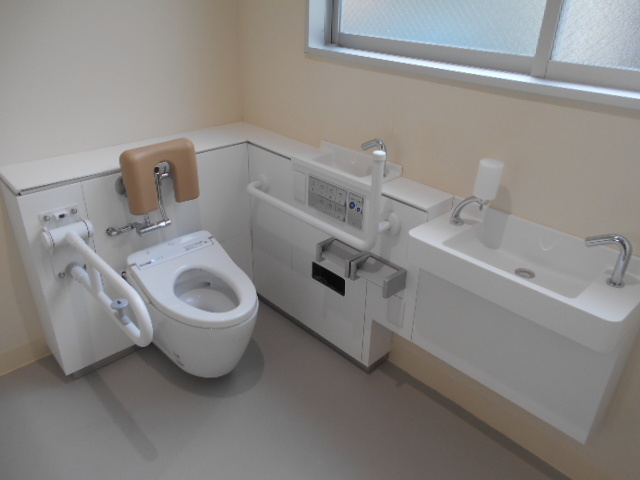 写真：新設の多目的トイレ