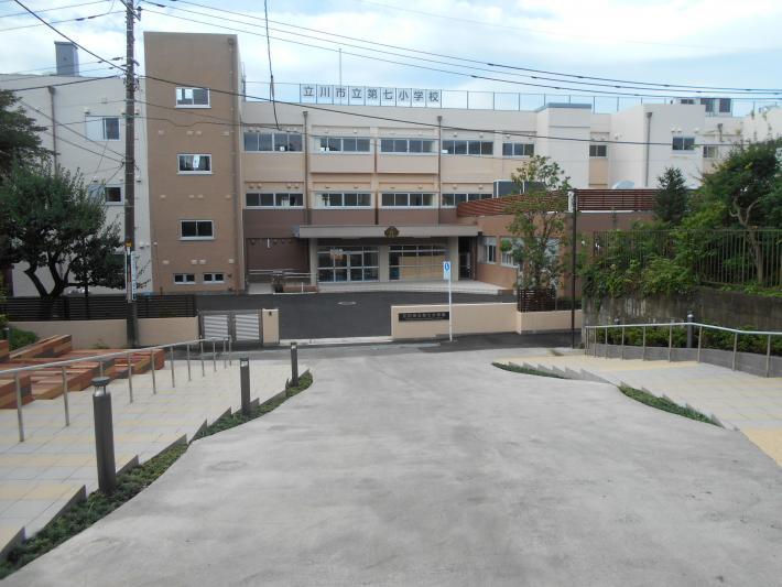 写真：敷地北側から見た校舎