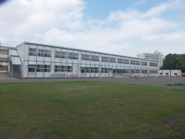 写真：仮設校舎