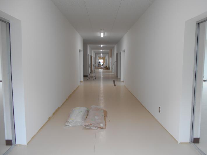 写真：仮設校舎の内装工事