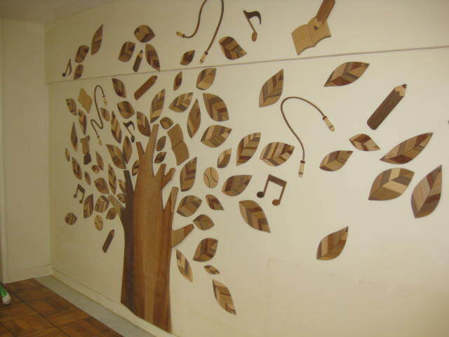 写真：ムクの木の一部を加工したレリーフ