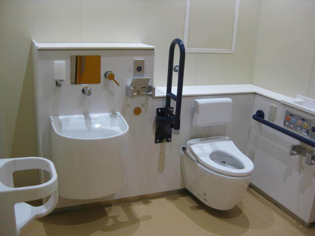 写真：多目的トイレ