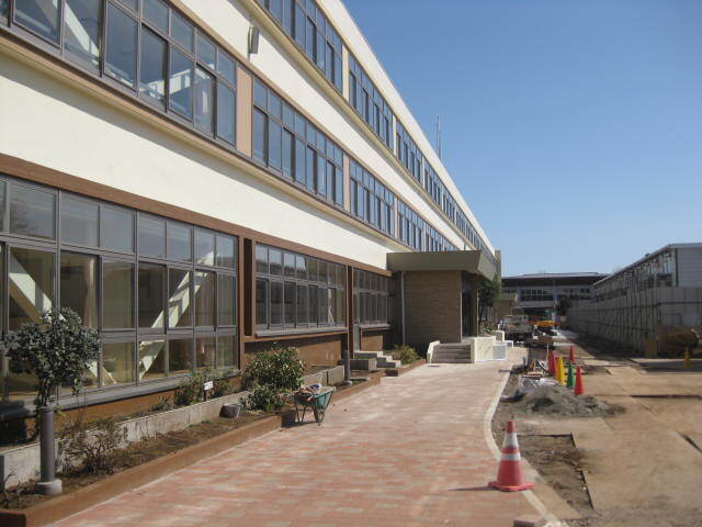 写真：リニューアルされた校舎と体育館