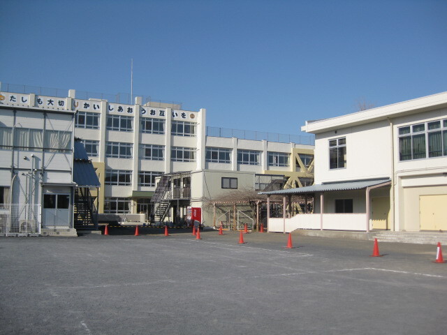 写真：リニューアルした校舎と体育館