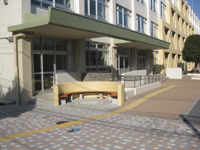 写真：昇降口前のサークルベンチ