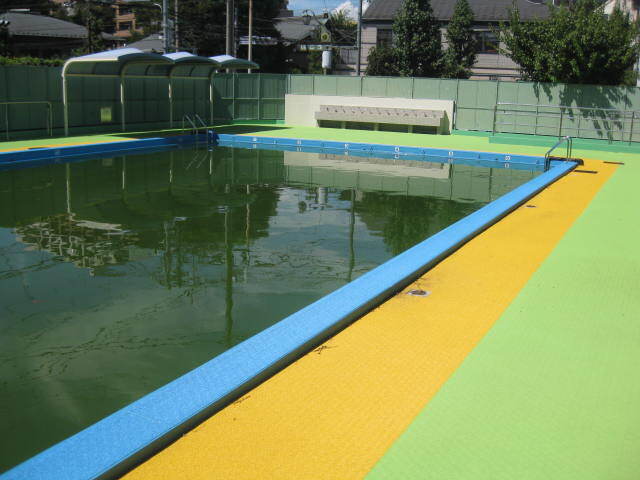 写真：プールの改修工事