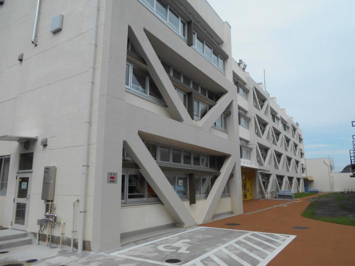 写真：校舎外観