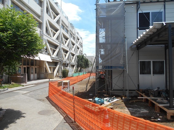 写真：オレンジシートが張られている様子