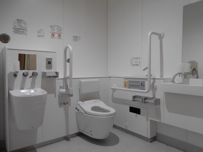 写真：多目的トイレ