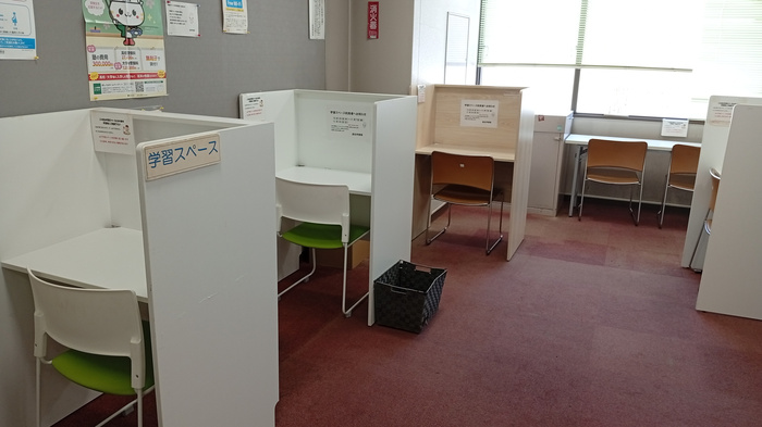 高松学習館のロビー学習スペース