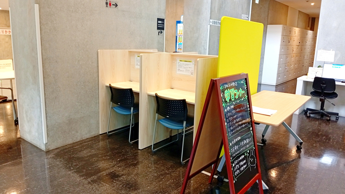柴崎学習館の1階ロビー