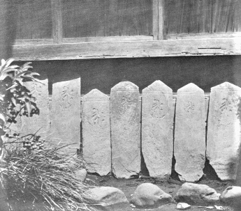 写真：普済寺の板碑郡