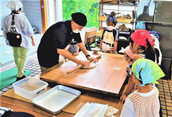 写真：体験学習手打ちうどん作りの様子