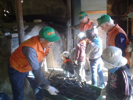 写真：環境NPOベルデによる炭焼き体験