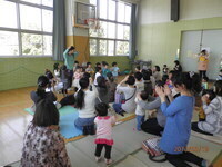 写真：子育てひろばの英語で遊ぼうー。