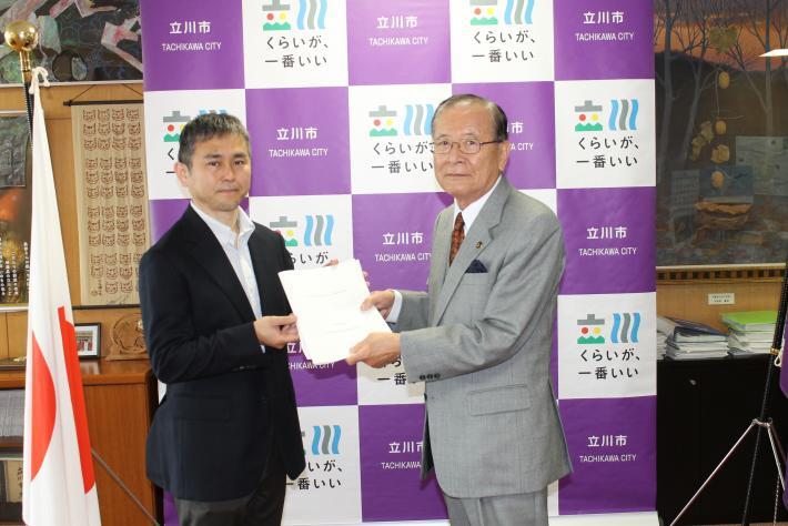 写真：提言の提出のようす