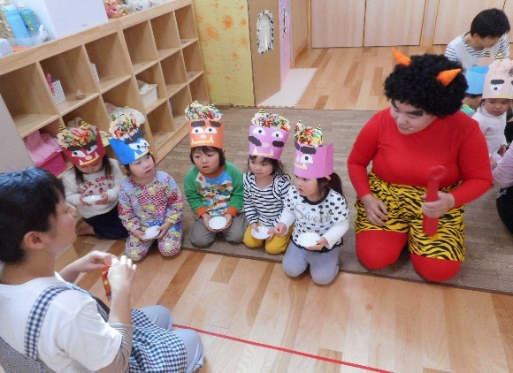 写真：このえ西立川小規模保育園の保育士と園児の様子