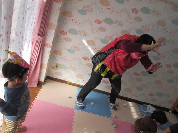 写真：園児と遊ぶ様子