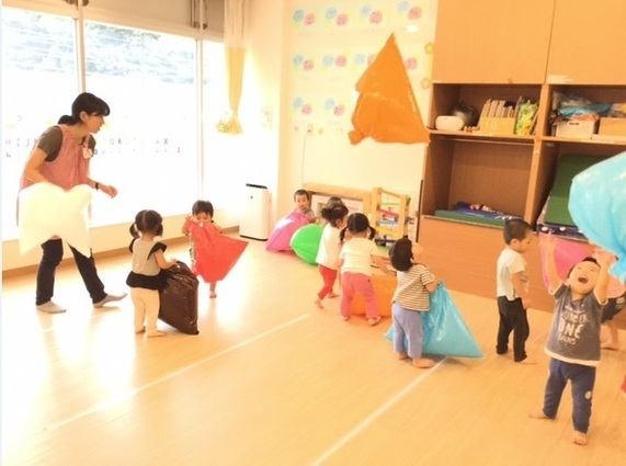 写真：室内で園児たちが遊んでいる様子