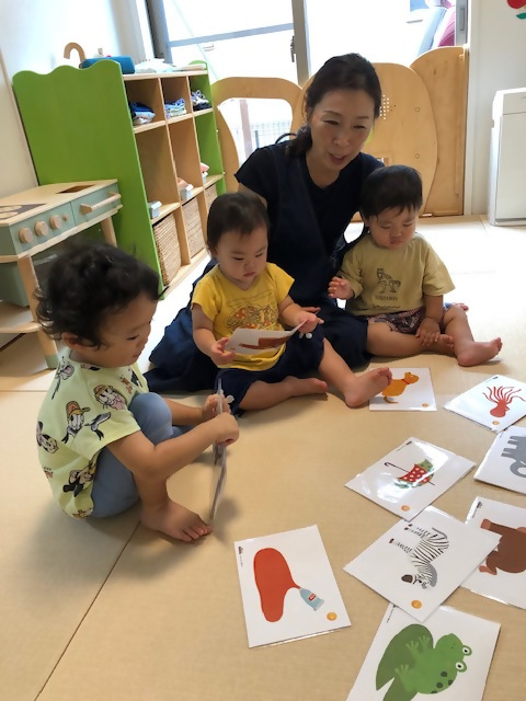 写真：英語遊びの様子