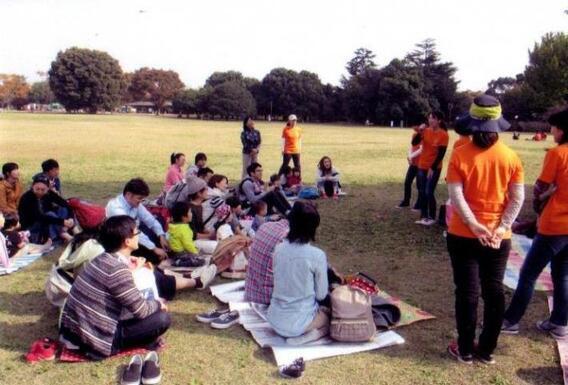 写真：公園での親子の様子