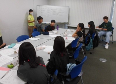 写真：子どもたちが会議をしている様子