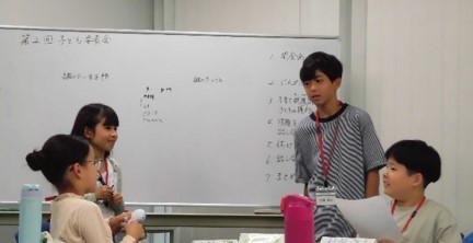 写真：仲良く話す子どもたちの様子