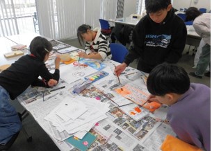 写真：子どもたちがポスターを作成している様子