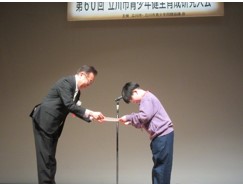 写真：子どもが市長へ提案書を渡す様子